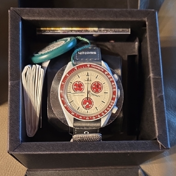 Omega Speedmaster with Red and Gray Accents - Picture 10 of 16